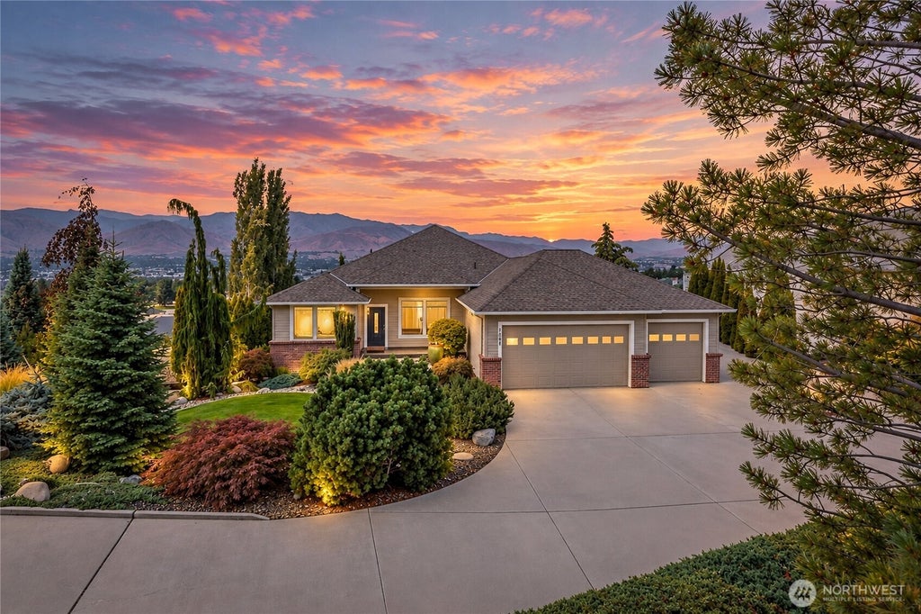 Photo of 2390 Catalina Drive, East Wenatchee, WA 98802 (MLS # 2553751)