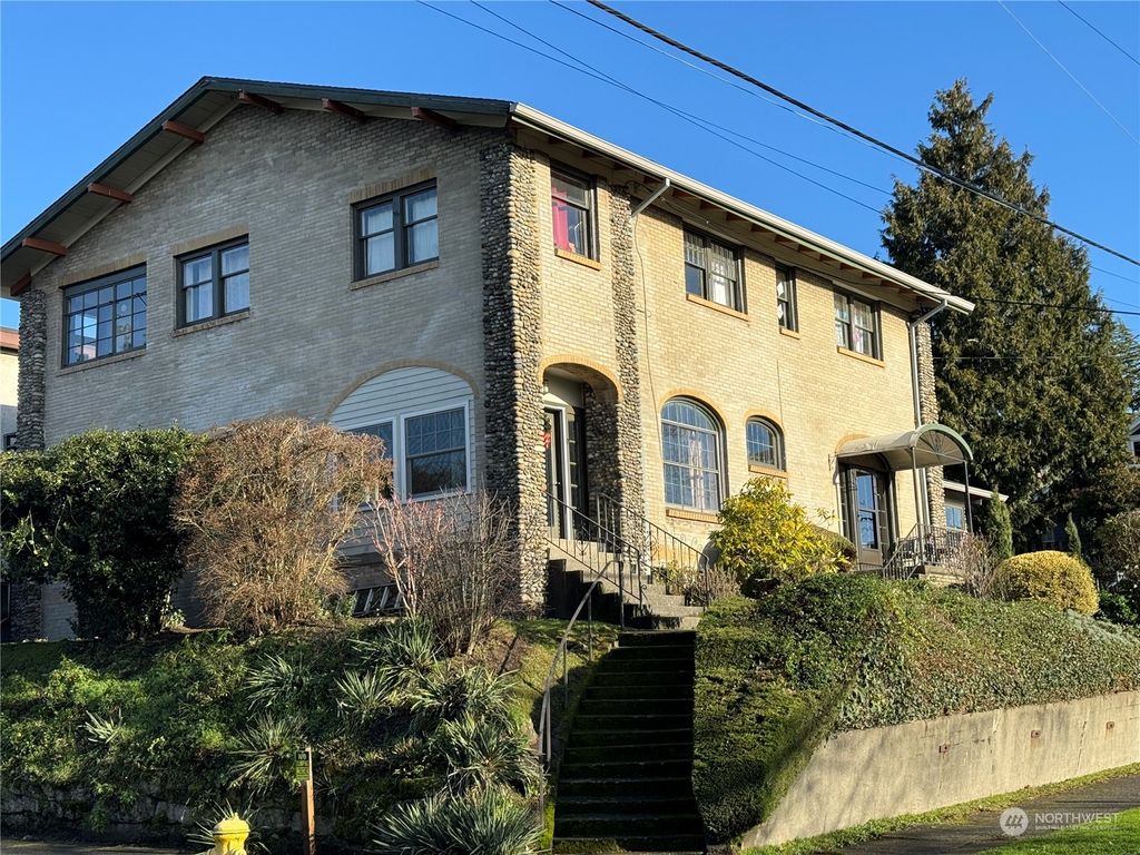 Photo of 4202 Phinney Avenue N, Seattle, WA 98103 (MLS # 2187812)