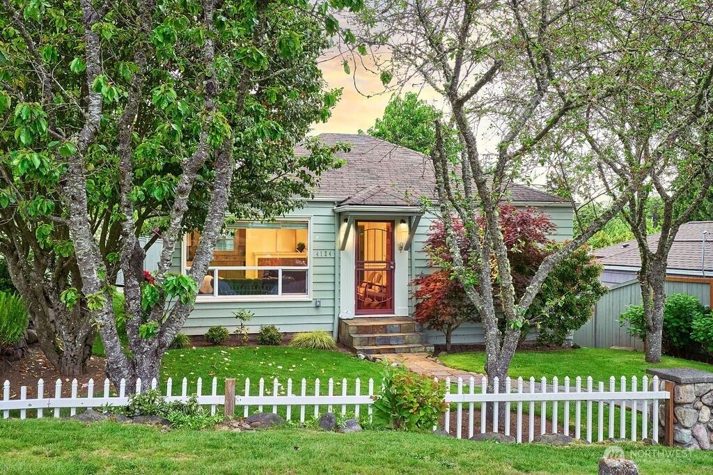 Photo of 4124 SW 104th Street, Seattle, WA 98146 (MLS # 2377270)