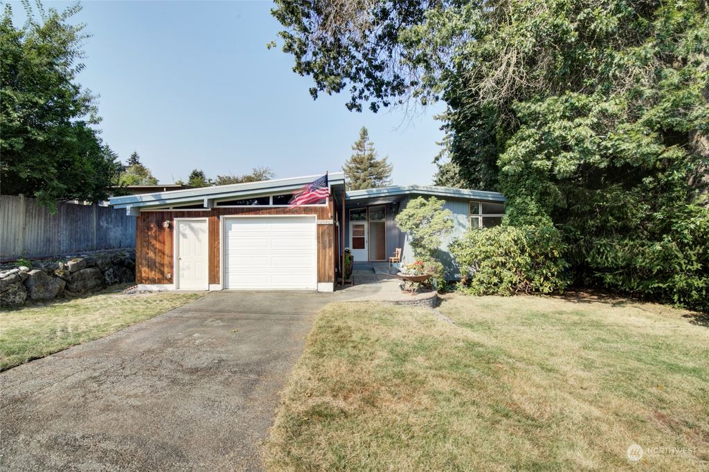 Photo of 2546 NE 106th Place, Seattle, WA 98125 (MLS # 1996102)