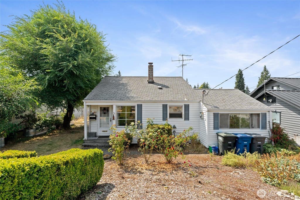 Photo of 16639 35th Avenue S, SeaTac, WA 98188 (MLS # 2560671)