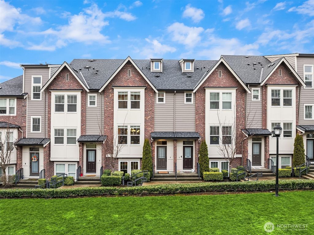 Photo of 1363 Greenwich Walk Walk NE, Issaquah, WA 98029 (MLS # 2333328)