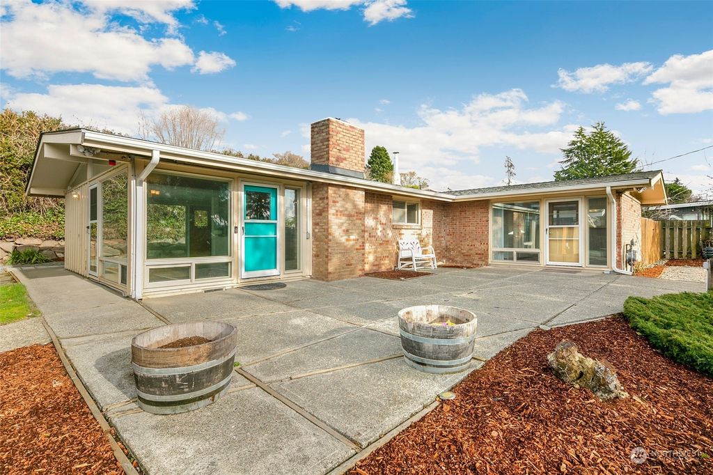 Photo of 23014 17th Avenue S, Des Moines, WA 98198 (MLS # 2038840)