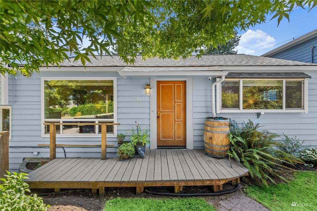 Photo of 3313 SW 106th Street, Seattle, WA 98146 (MLS # 1982624)