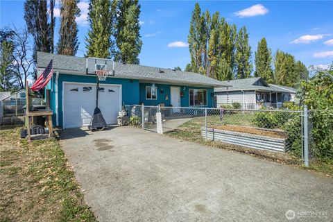Photo of 767 34th Avenue, Longview, WA 98632 (MLS # 2438739)