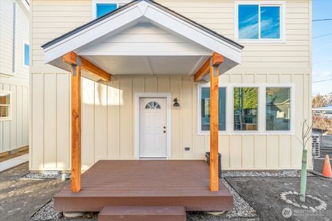 Photo of 409 E Okanogan Avenue, Chelan, WA 98816 (MLS # 2476153)