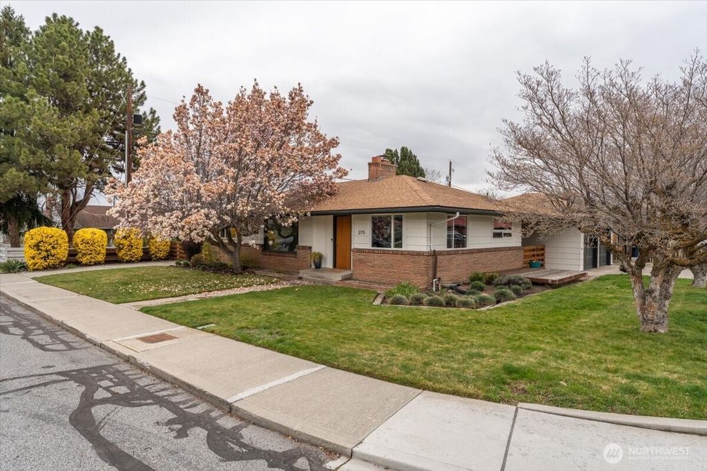 Photo of 215 Pearl Street, Wenatchee, WA 98801 (MLS # 2501731)
