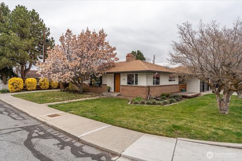 Photo of 215 Pearl Street, Wenatchee, WA 98801 (MLS # 2501731)