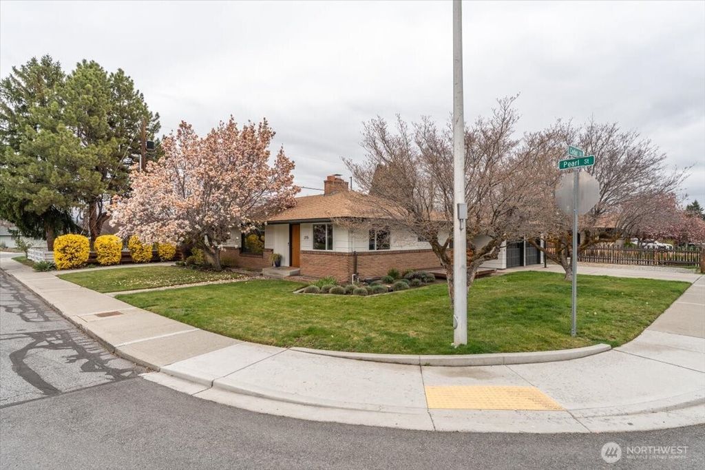 Photo of 215 Pearl Street, Wenatchee, WA 98801 (MLS # 2501731)