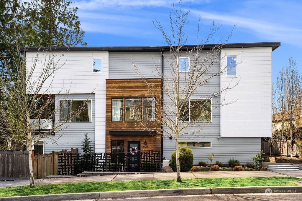 Photo of 7005 118th Place NE, Kirkland, WA 98033 (MLS # 2218394)