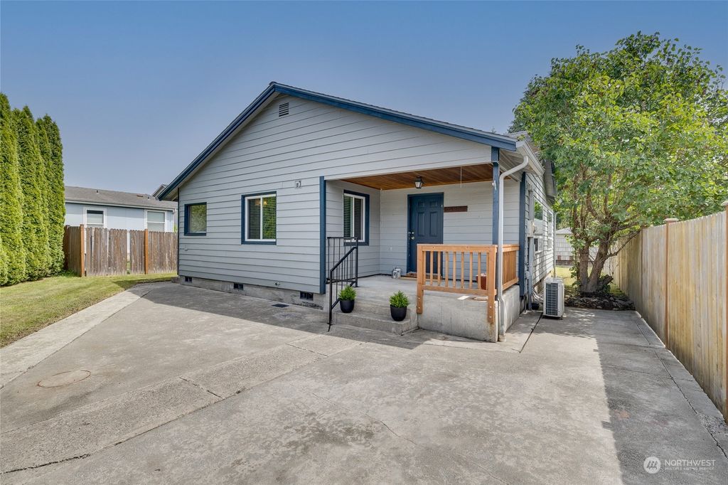Photo of 104 8th Street, Sultan, WA 98294 (MLS # 2252060)