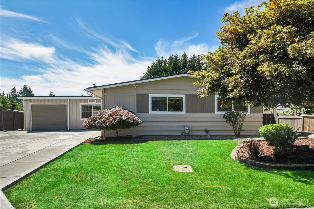 Photo of 10241 SE 126 Avenue SE, Renton, WA 98056 (MLS # 2558193)