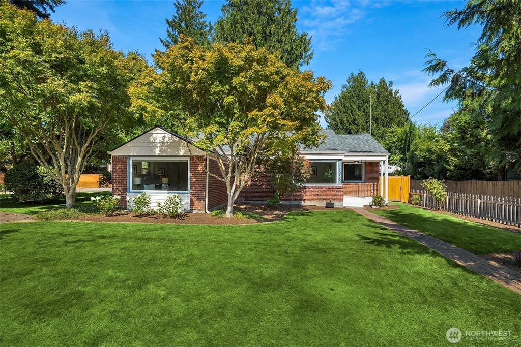 Photo of 11056 Goodwin Way NE, Seattle, WA 98125 (MLS # 2574190)