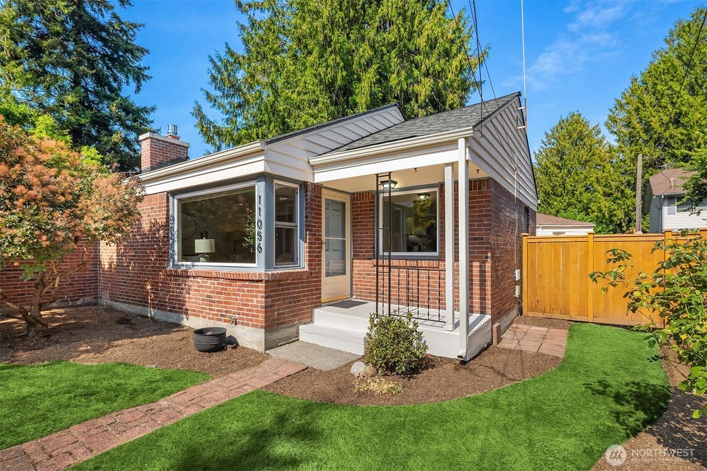 Photo of 11056 Goodwin Way NE, Seattle, WA 98125 (MLS # 2574190)
