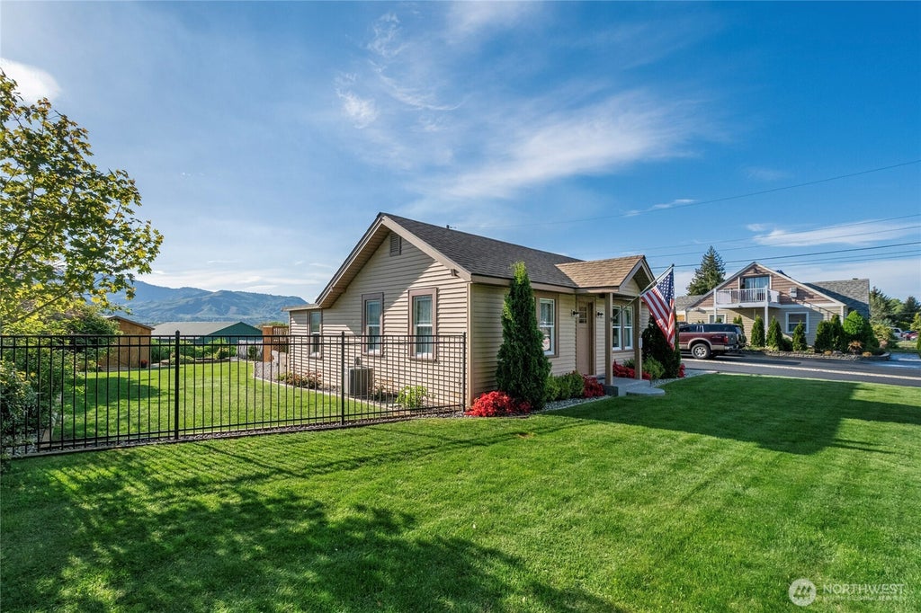 Photo of 1104 N Baker AVE, East Wenatchee, WA 98802 (MLS # 2590711)