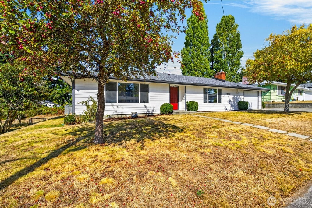Photo of 1550 NE 8th Avenue, Oak Harbor, WA 98277 (MLS # 2582353)