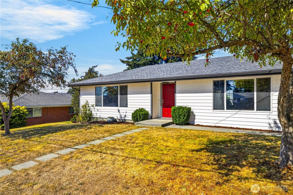 Photo of 1550 NE 8th Avenue, Oak Harbor, WA 98277 (MLS # 2582353)