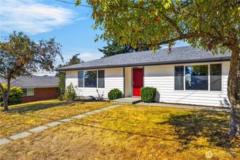 Photo of 1550 NE 8th Avenue, Oak Harbor, WA 98277 (MLS # 2582353)