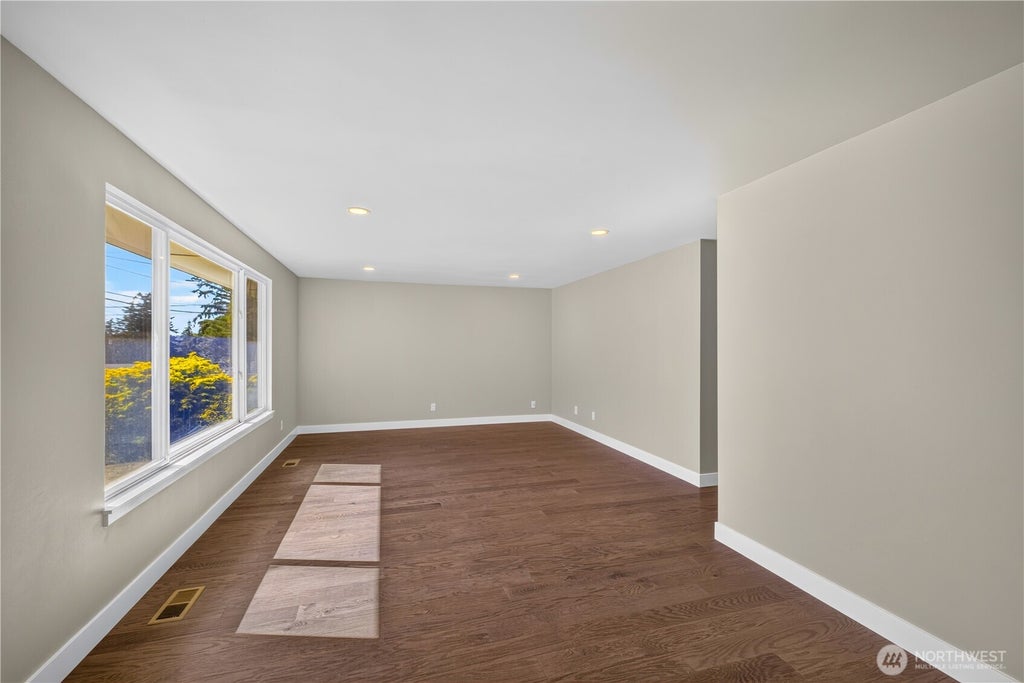 Photo of 1550 NE 8th Avenue, Oak Harbor, WA 98277 (MLS # 2582353)