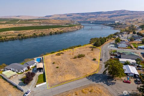 Photo of 1921 Columbia Boulevard, Bridgeport, WA 98813 (MLS # 2436284)