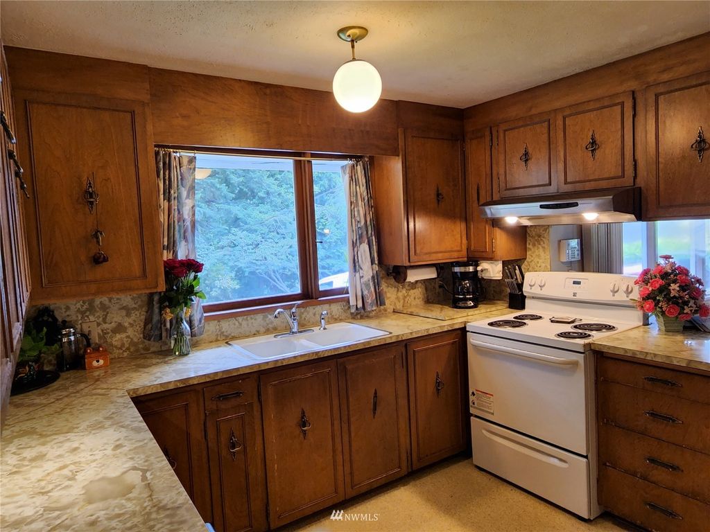 Photo of 18914 Marine View Drive SW, Normandy Park, WA 98166 (MLS # 1956407)