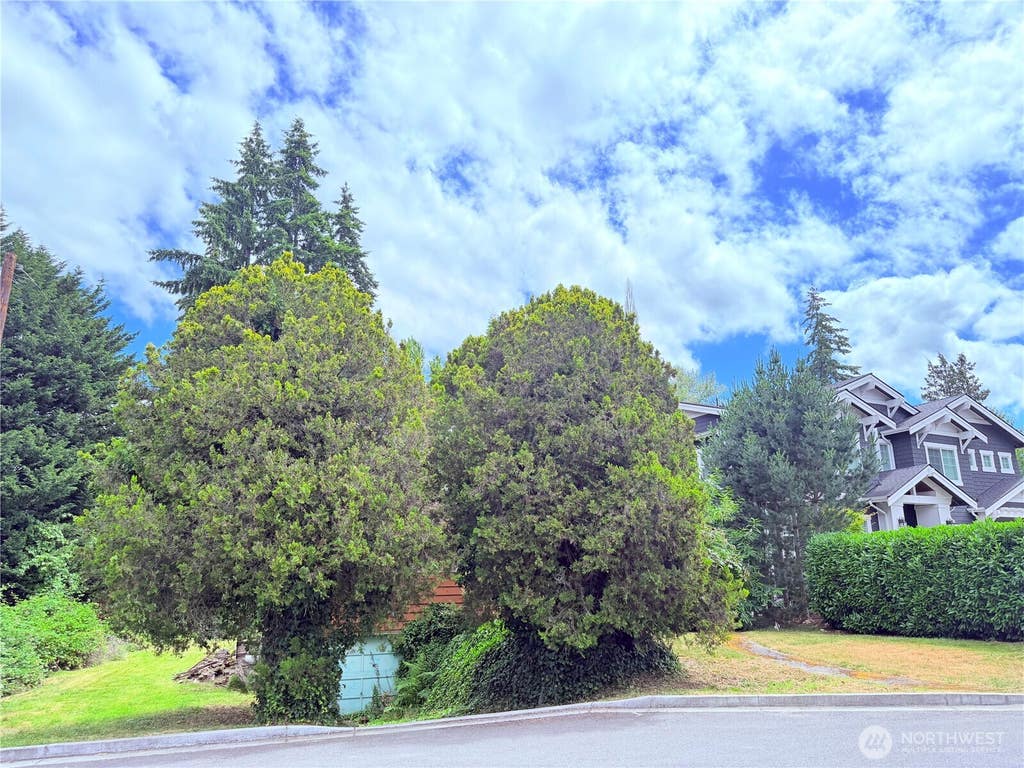 Photo of 1520 102nd Avenue NE, Bellevue, WA 98004 (MLS # 2549881)
