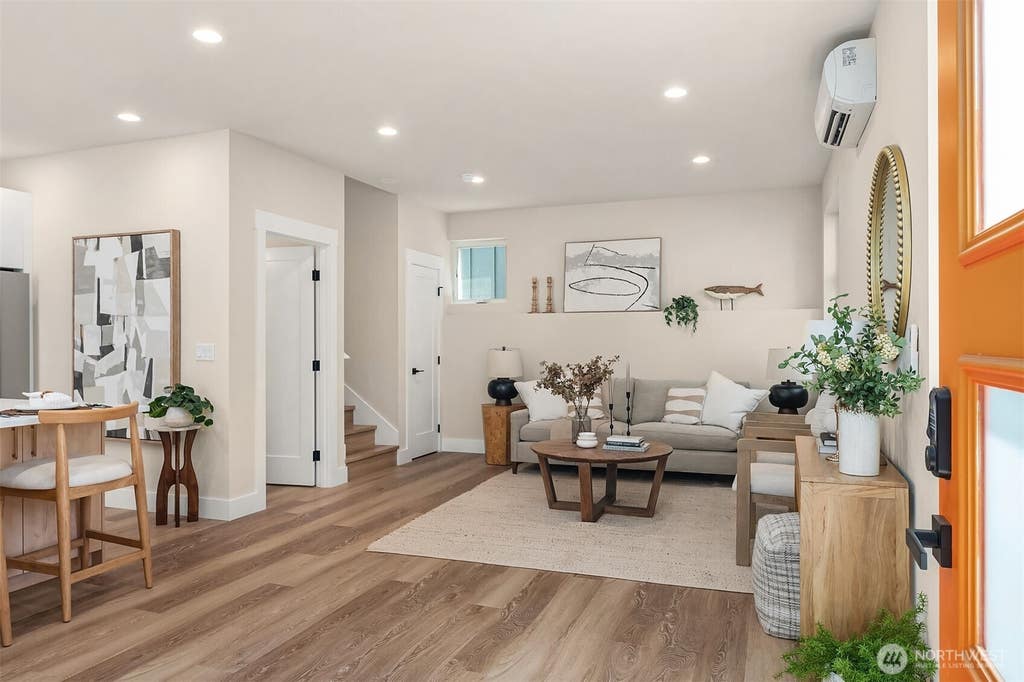 Photo of 910 15th Avenue #B, Seattle, WA 98122 (MLS # 2564046)