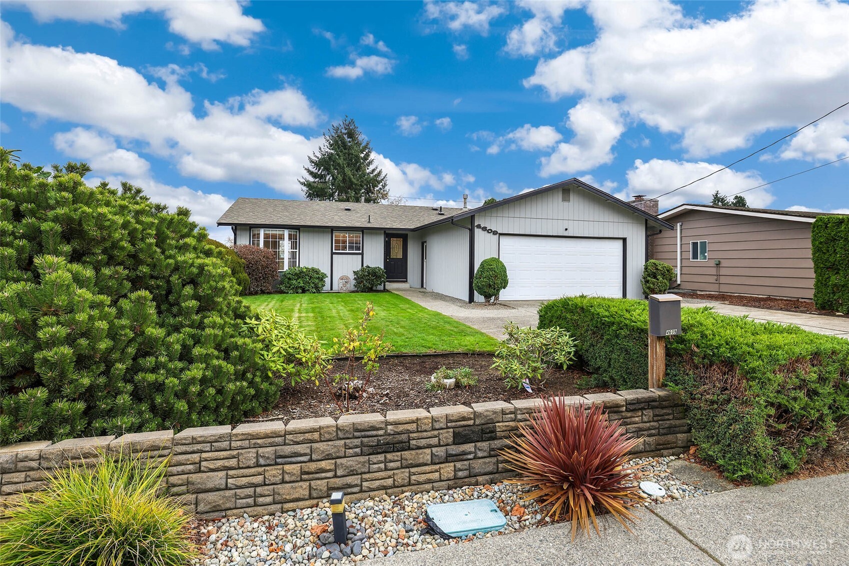 4609 N Vassault Street