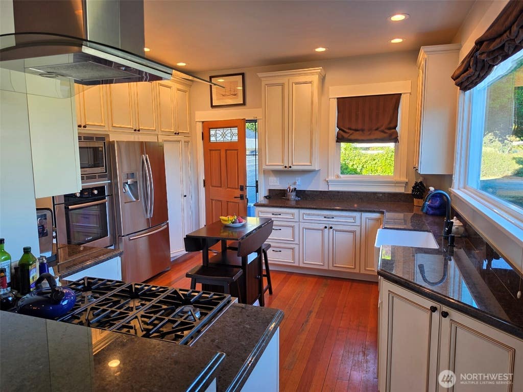 Photo of 7652 E Green Lake Drive N, Seattle, WA 98103 (MLS # 2572880)