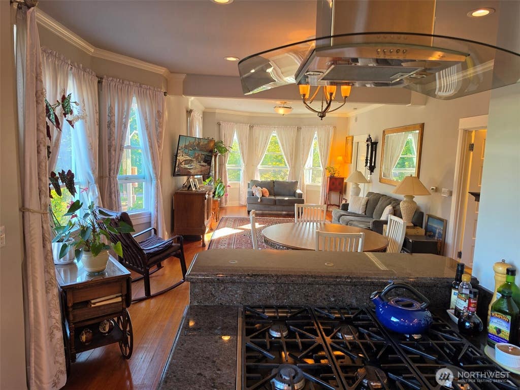Photo of 7652 E Green Lake Drive N, Seattle, WA 98103 (MLS # 2572880)