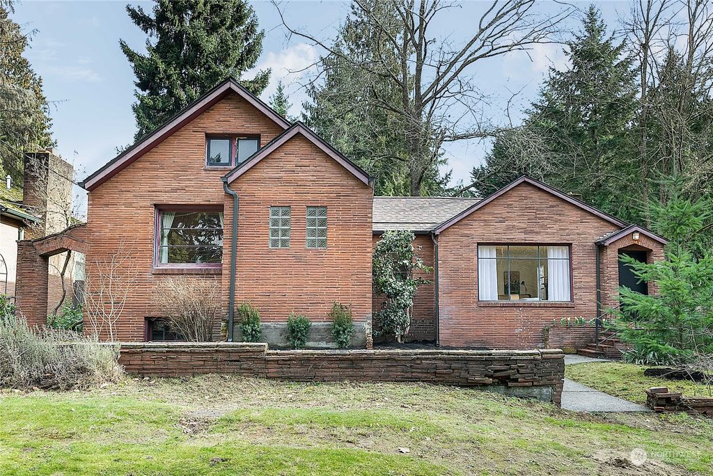 Photo of 11722 36th Avenue NE, Seattle, WA 98125 (MLS # 2033373)