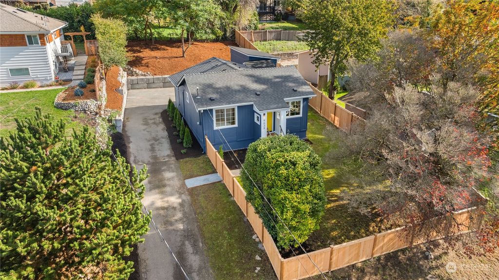Photo of 9638 24th Avenue SW, Seattle, WA 98106 (MLS # 2304904)
