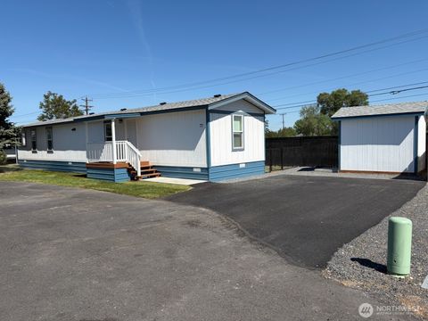 Photo of 3010 W Peninsula Drive #77, Moses Lake, WA 98837 (MLS # 2520319)