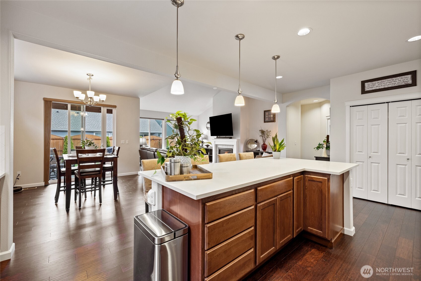 736 Mandee Street SE