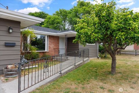 Photo of 672 SE 4th Avenue, Oak Harbor, WA 98277 (MLS # 2547089)