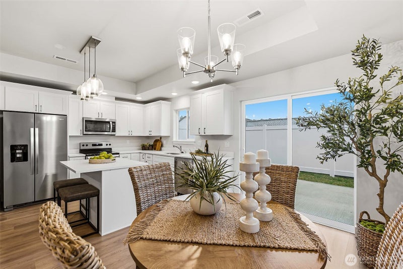 1075 Red Apple Road E20