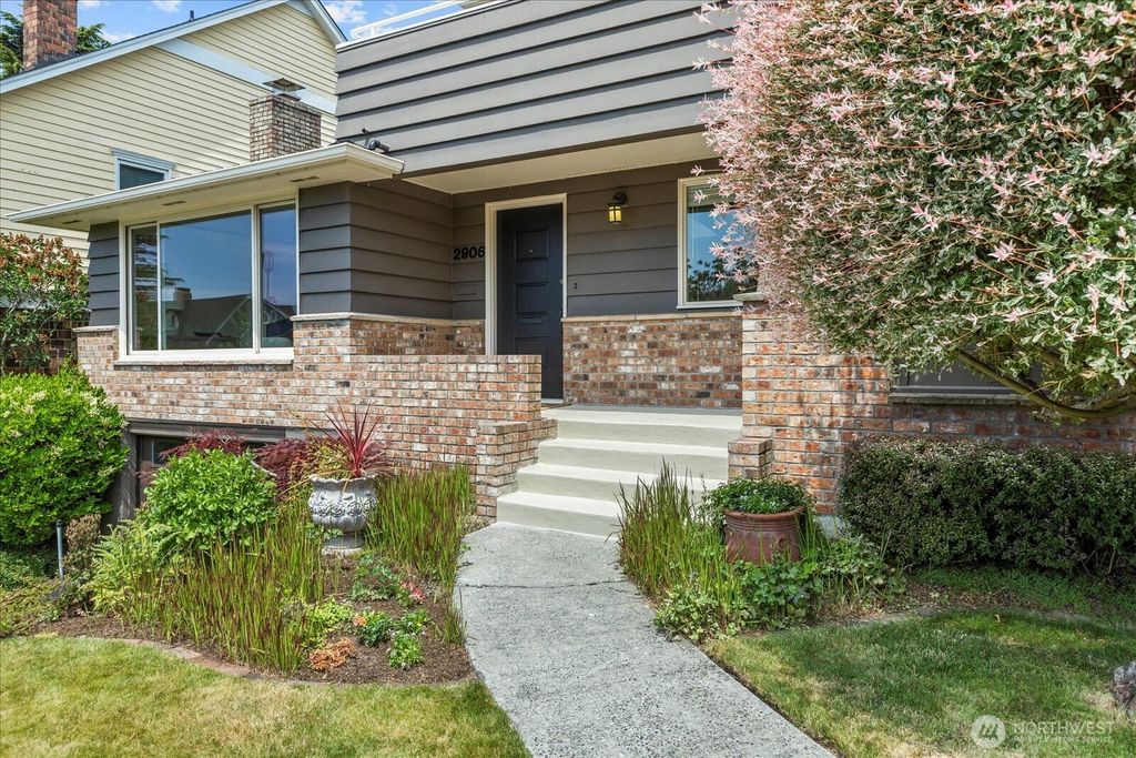 Photo of 2906 W Eaton Street, Seattle, WA 98199 (MLS # 2393749)