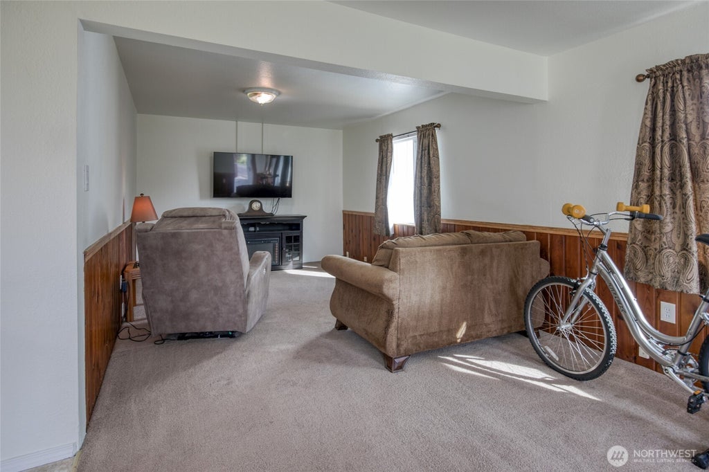 Photo of 1108 Stockwell Street, Aberdeen, WA 98520 (MLS # 2591398)