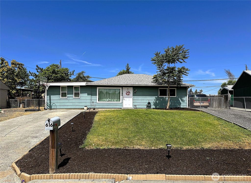 Photo of 616 S Ironwood Dr, Moses Lake, WA 98837 (MLS # 2466543)