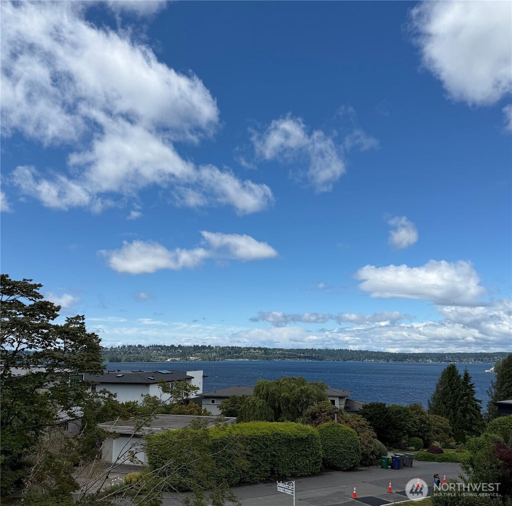 Photo of 916 18th Avenue W, Kirkland, WA 98033 (MLS # 2561470)