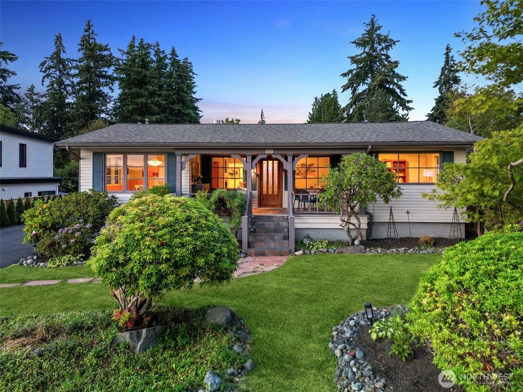 Photo of 916 18th Avenue W, Kirkland, WA 98033 (MLS # 2561470)