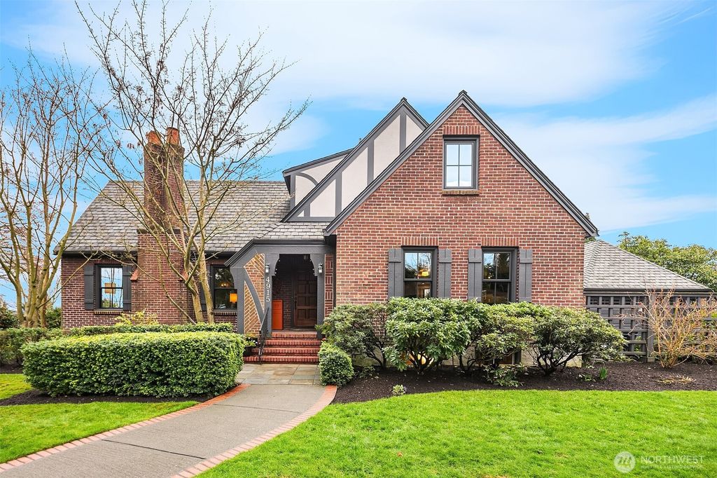 Photo of 4915 NE 60th Street, Seattle, WA 98115 (MLS # 2475849)