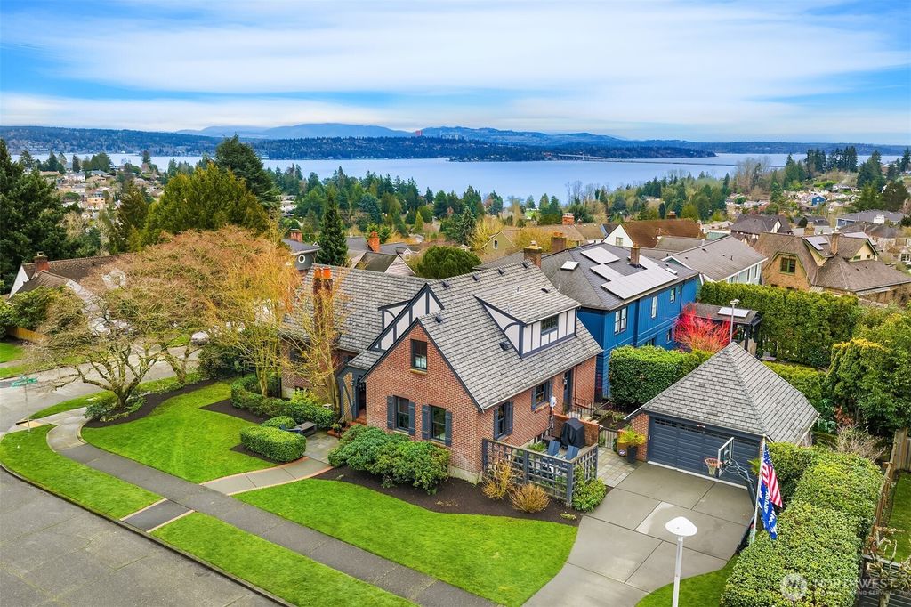 Photo of 4915 NE 60th Street, Seattle, WA 98115 (MLS # 2475849)