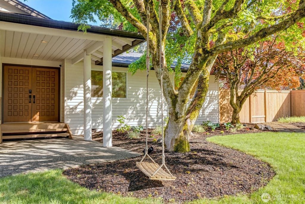 Photo of 14802 SE 139th Court, Renton, WA 98059 (MLS # 2520463)