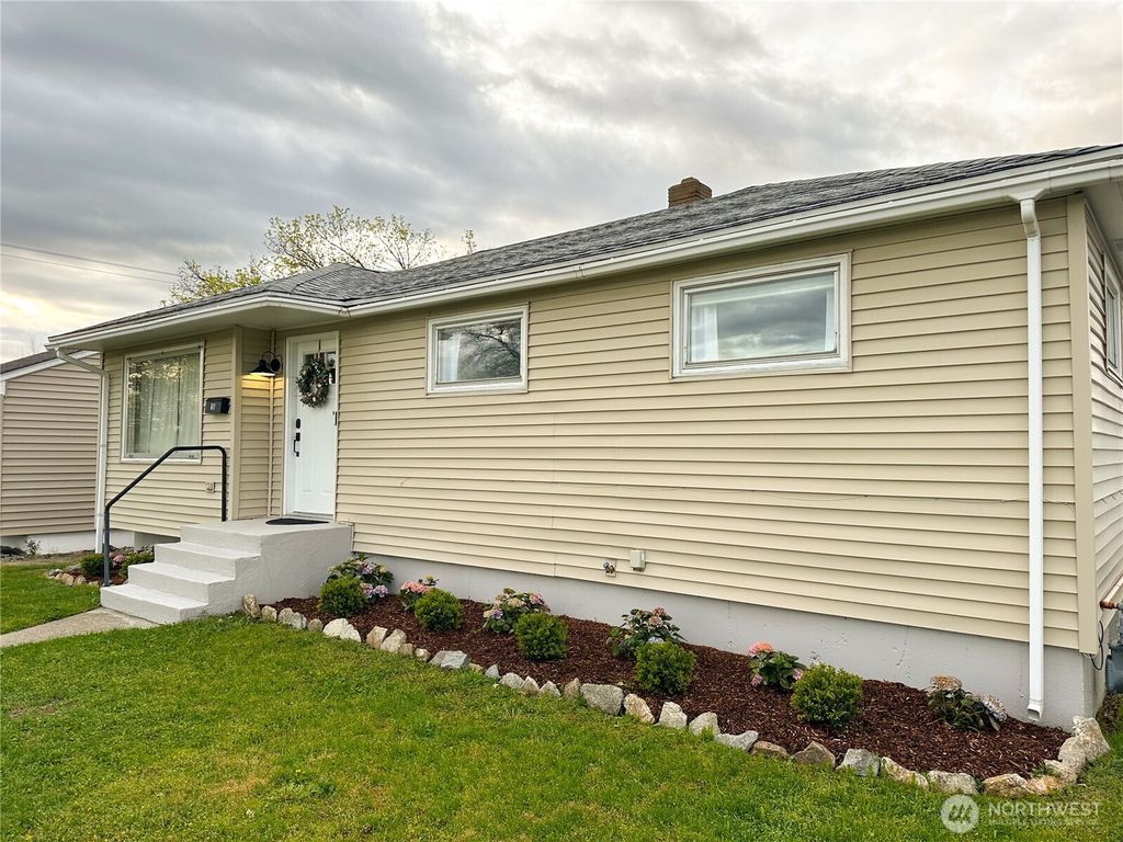 Photo of 611 E Joseph Avenue, Spokane, WA 99208 (MLS # 2507845)