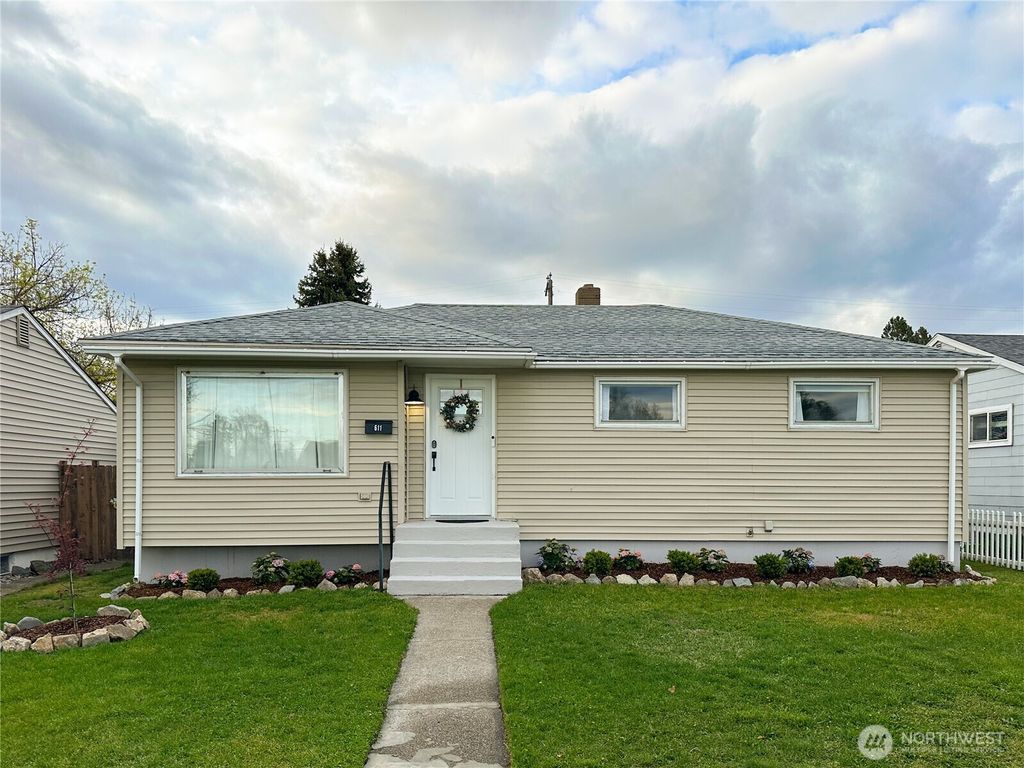 Photo of 611 E Joseph Avenue, Spokane, WA 99208 (MLS # 2507845)