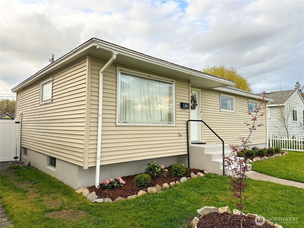 Photo of 611 E Joseph Avenue, Spokane, WA 99208 (MLS # 2507845)