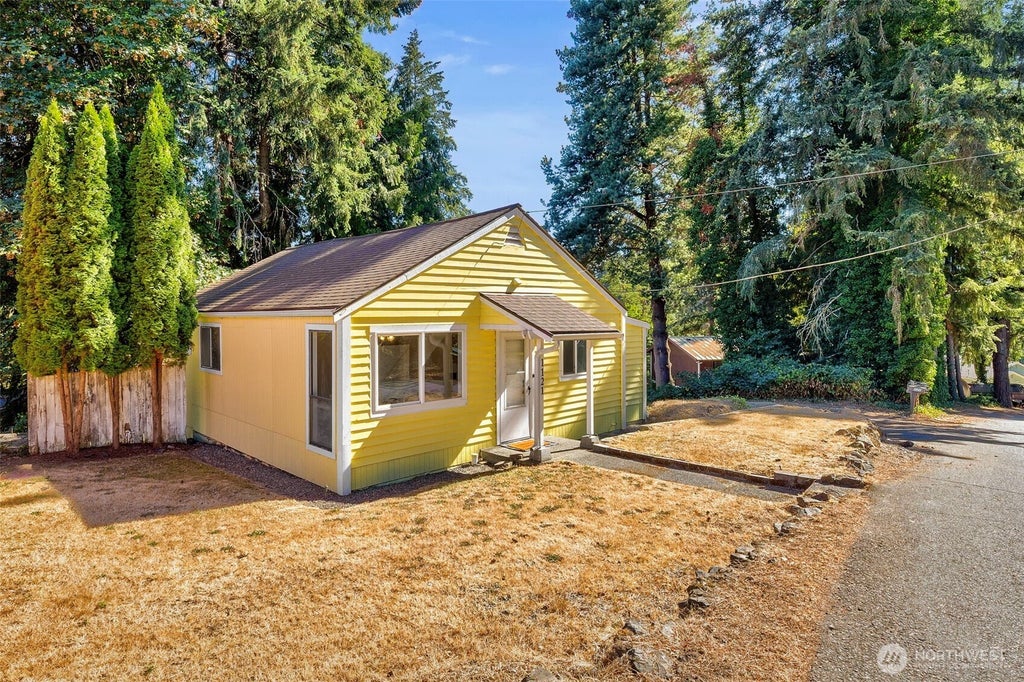 Photo of 1121 Lower Marine Drive, Bremerton, WA 98312 (MLS # 2573762)