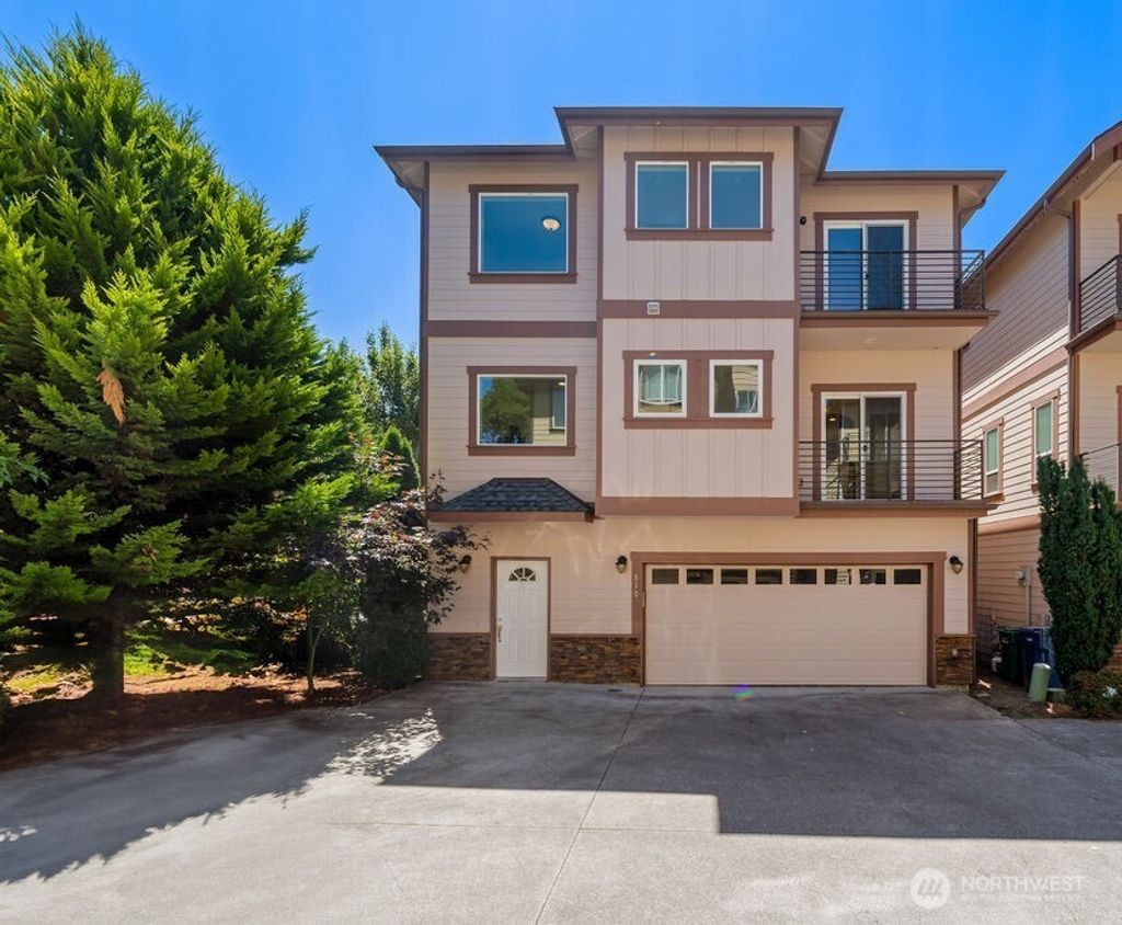 Photo of 810 5th Avenue NW, Issaquah, WA 98027 (MLS # 2428621)
