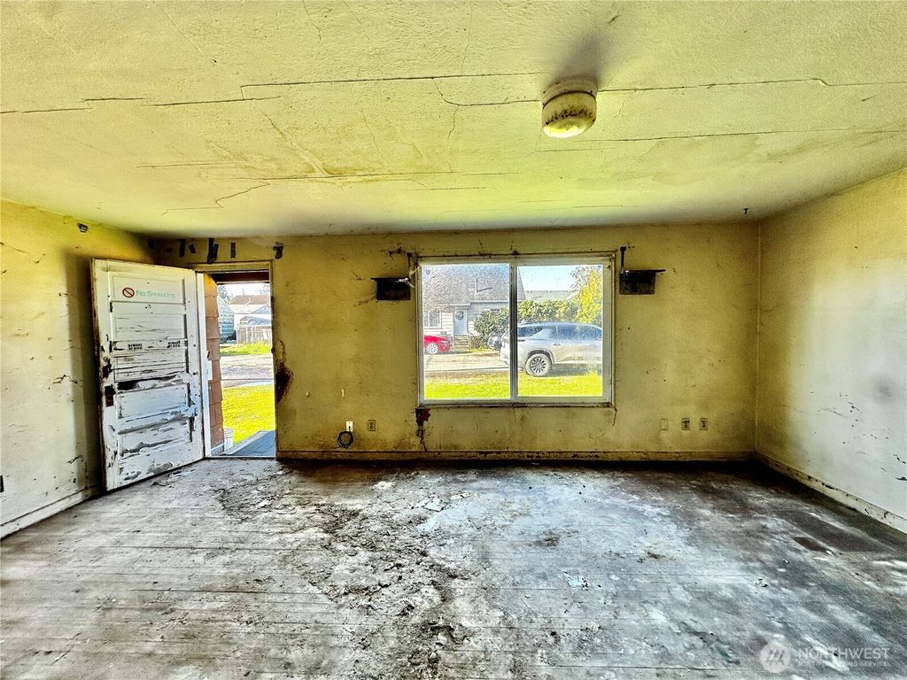 Photo of 162 N Jeffries St, Aberdeen, WA 98520 (MLS # 2480996)